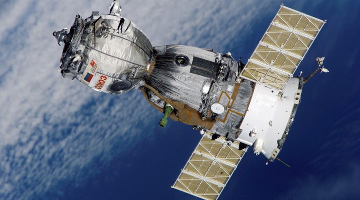 2026年夏季最热动漫《星穹轨道》剧场版宣传图，宇宙星空背景下主角团英姿飒爽，色彩绚烂震撼